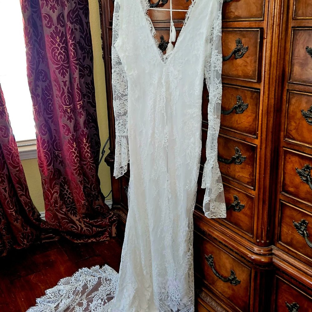 Women's XL Wedding Dress Casual/Beach. Never Worn NWOT. Beautiful Lace S Train.